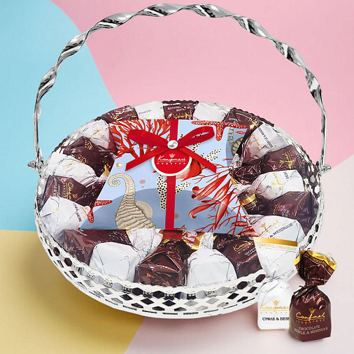 Подарочная корзина с двуслойными конфетами суфле со вкусом манго и суфле-безе 395г