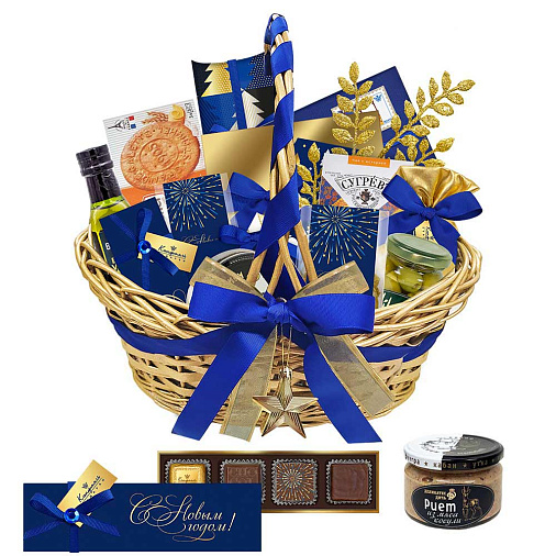 "Новогодняя корзина" набор: конфеты ассорти, молочный шоколад, драже, фруктовые чипсы, оливковое масло,  риет, чай, мед