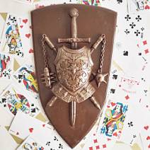 "Щит и меч" скульптура молочный шоколад 735г