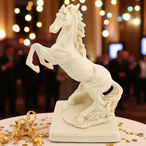 "Конь на дыбах" скульптура шоколад белый 2800г