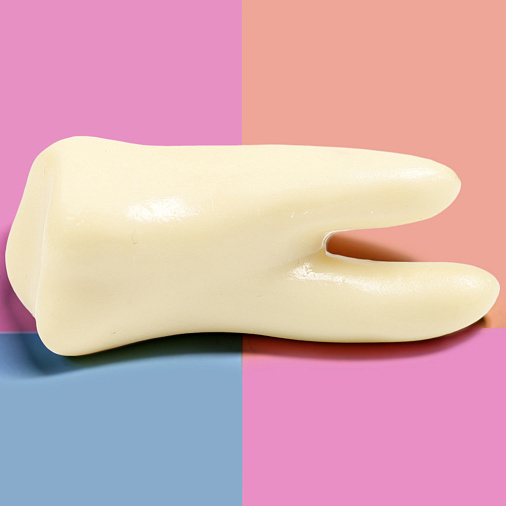 "Зуб" скульптура белый шоколад