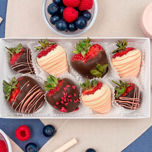 Набор из свежей клубники в шоколаде с декором 320г