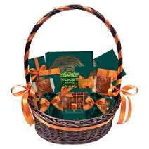 На Ураза-Байрам корзина с конфетами, шоколадом, чаем, кофе 2565г